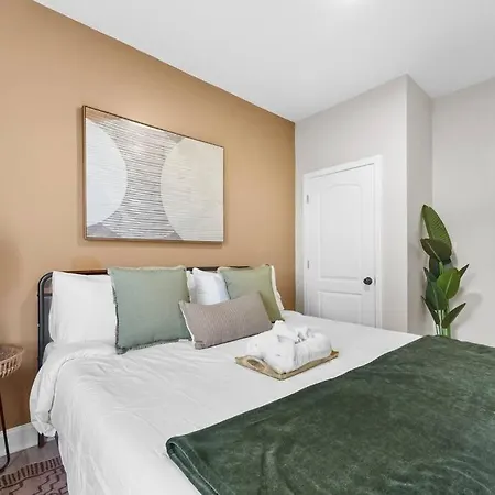 2 Cali King Bds Apartment